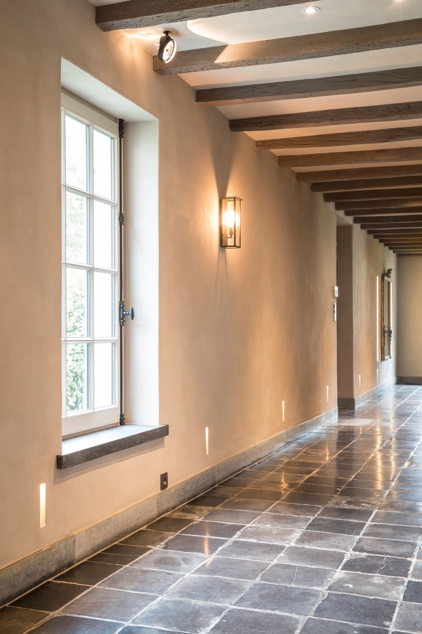 Lange gang met afgewerkte muren en plafond