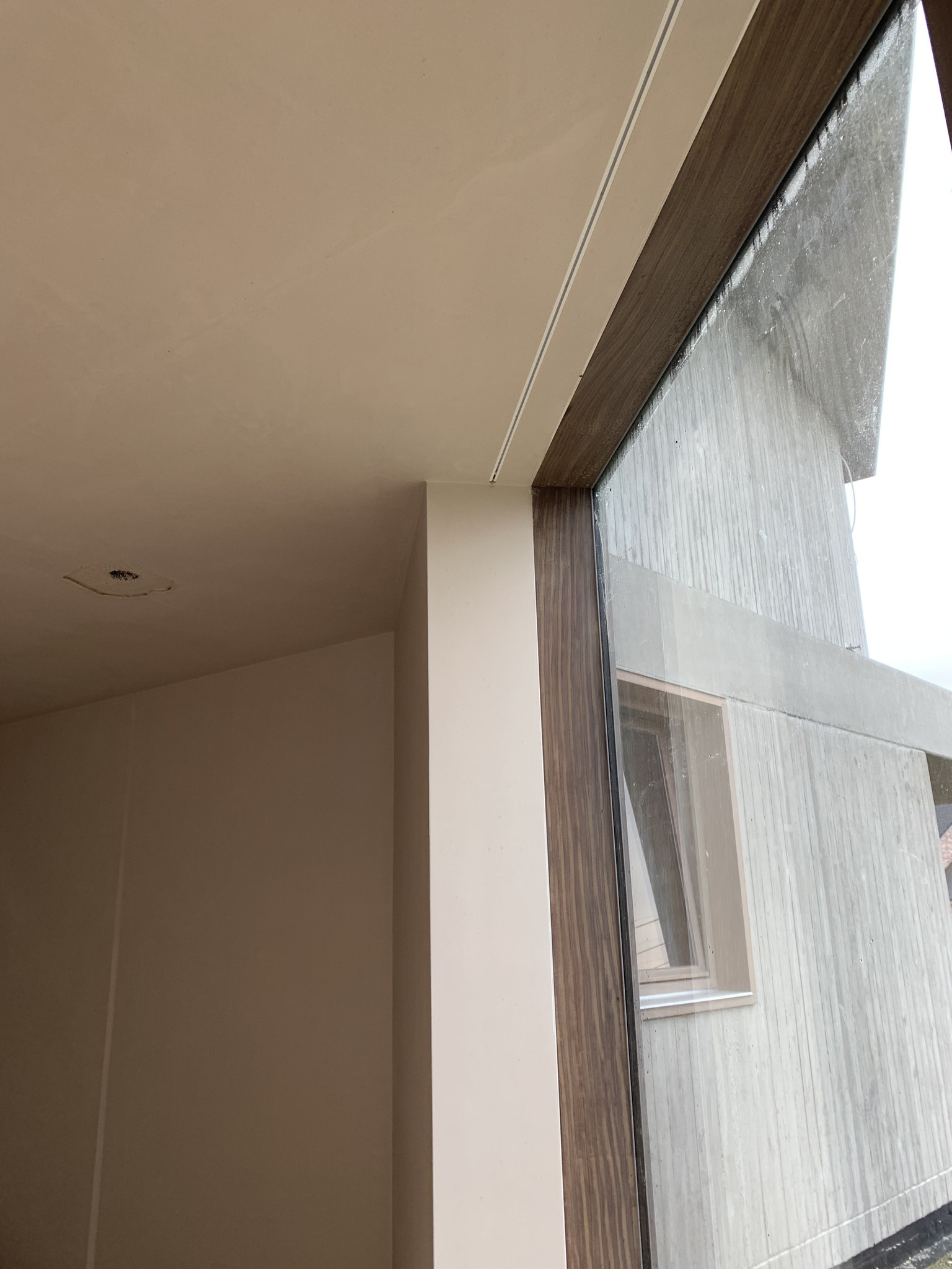 Detail van gepleisterde wand in een renovatieproject